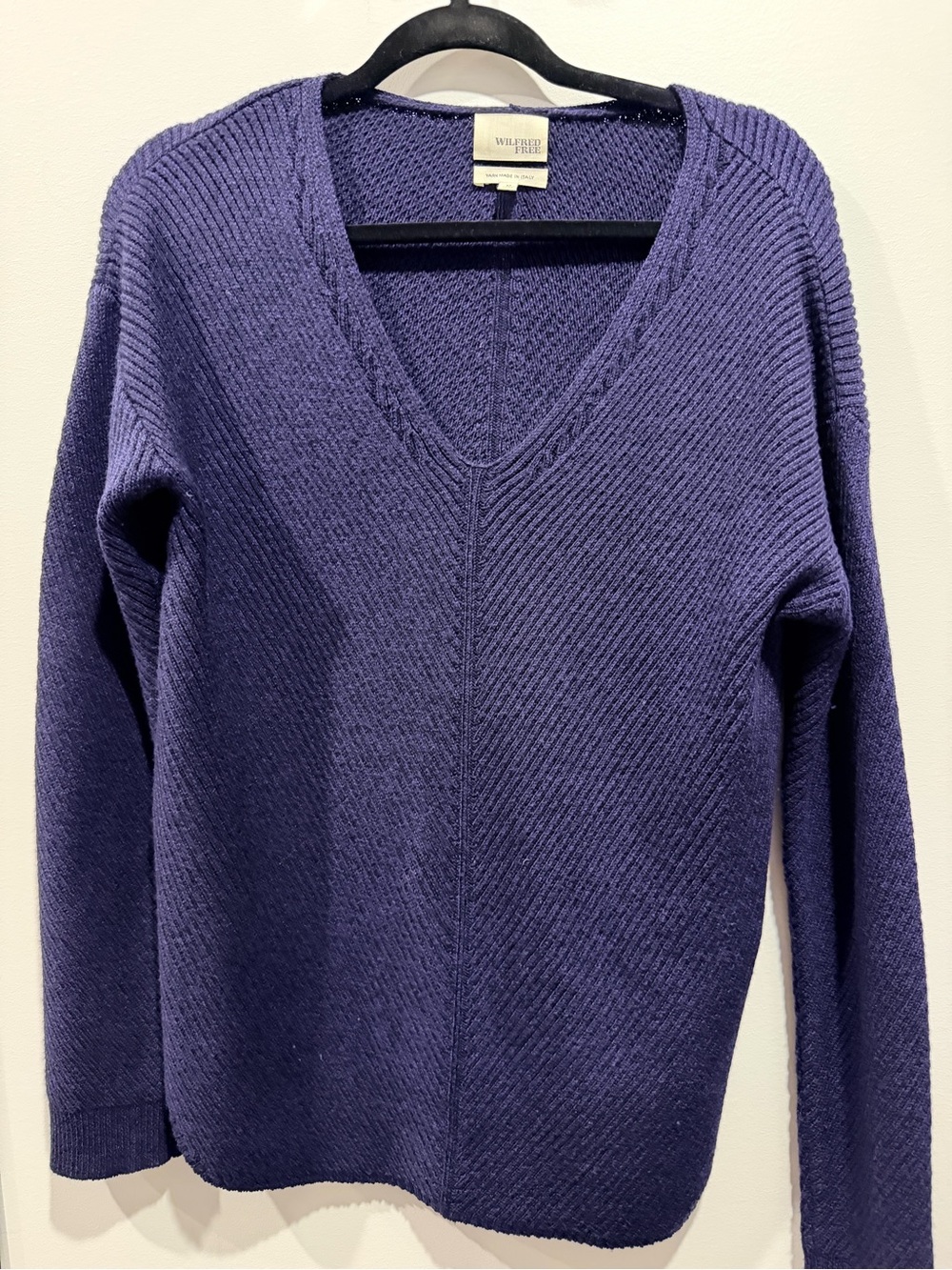 Wilfred Women's V-Neck Sweater in Navy